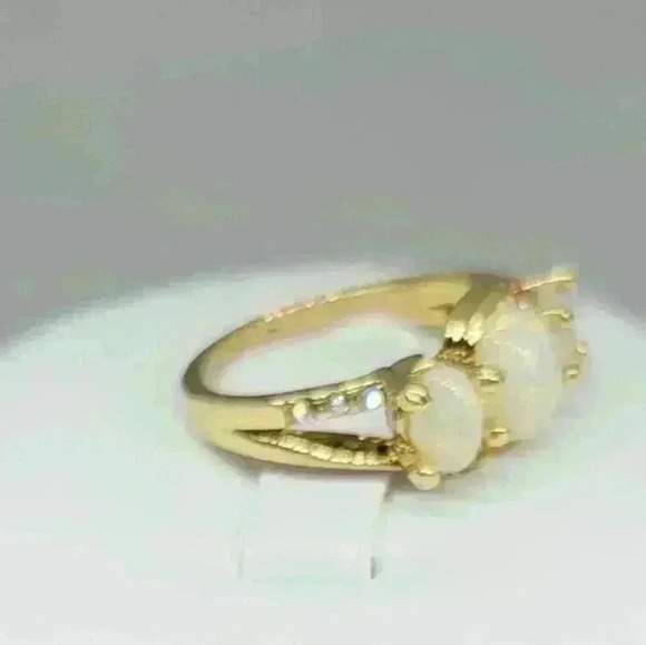 NWOT Exquisite Yellow Goldfilled Faux Opal and Diamond Ring. - Picture 4 of 6